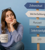 Frau sitzt neben Wegweisern